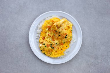 Tayland usulü omlet ve pilav.