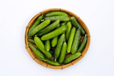 Beyaz arka planda mini salatalıklar.