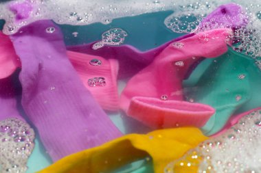 Kirli çorapları sabunlu su leğeninde temizliyorum.