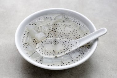 Pekmezli fesleğen tohumlu hindistan cevizi reçeli.