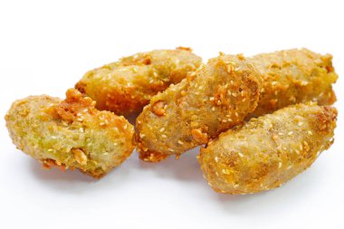 Kızarmış muz ruloları ve olgunlaşmamış pirinç taneleri.