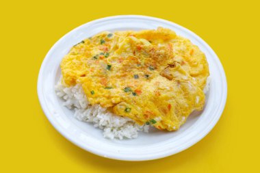 Tayland usulü omlet ve pilav.