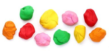 Beyaz arkaplanda renkli plastik kil.