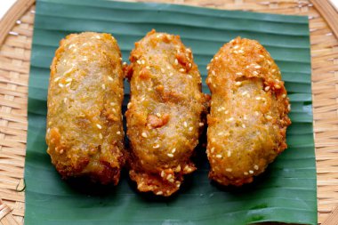 Kızarmış muz ruloları ve olgunlaşmamış pirinç taneleri.