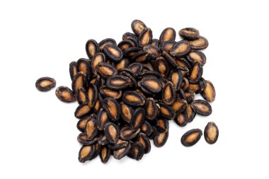 Beyaz arka planda kavrulmuş karpuz tohumları.