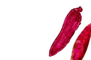 Bambu dokuma tabağında mor tatlı patates