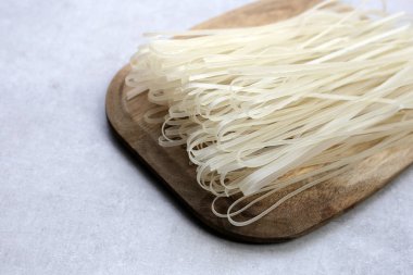 Kurutulmamış pirinç eriştesi. Çiğ pirinç unu eriştesi.