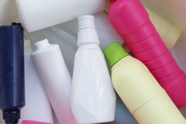 Plastik şişeler, teneke kutular, plastik atık