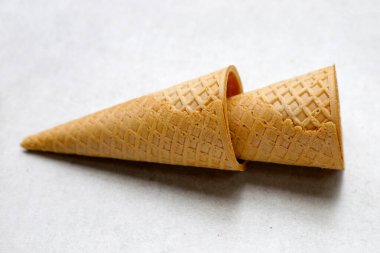 Gri arka plan üzerinde gözleme koniler