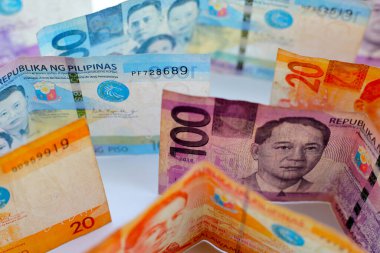 Filipin parası, beyaz arkaplanda banknotlar.