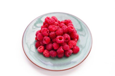 Beyaz arkaplanda taze ahududu.