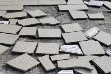 Çimentoda çatlamış kahverengi fayanslar.