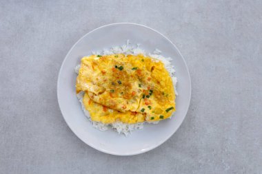 Tayland usulü omlet ve pilav.