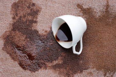 Kahve halıya döküldü.