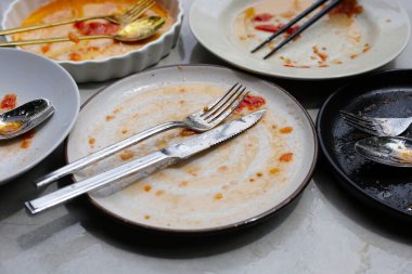 Kirli bulaşıklar, temizlik aletleri konsepti.