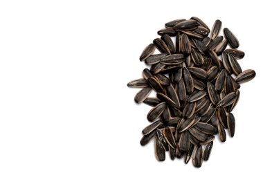 beyaz zemin üzerine kavrulmuş ayçiçeği tohumu.