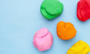 Mavi arkaplanda renkli plastik kil.