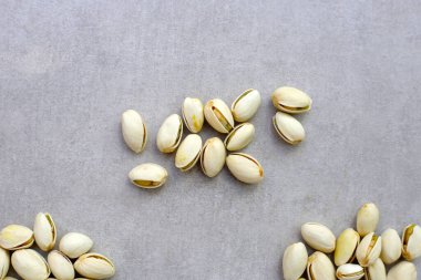 Kızarmış tuzlu şam fıstığı, lezzetli aperatif.