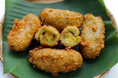 Kızarmış muz ruloları ve olgunlaşmamış pirinç taneleri.