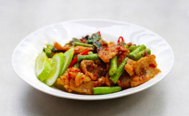 Kızarmış domuz pirinci ve fasulyeli kırmızı köri ezmesi.