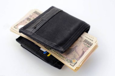 Üzerinde 10 bin Yen olan siyah cüzdan, Japon Yen Notları