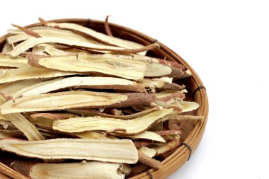 Meyan kökü beyaz arkaplanda dilimlenmiş..