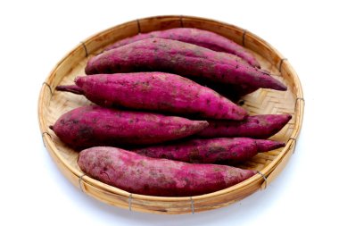 Bambu dokuma tabağında mor tatlı patates