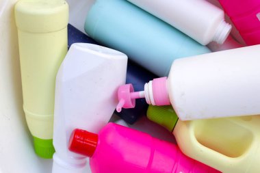 Plastik şişeler, teneke kutular, plastik atık