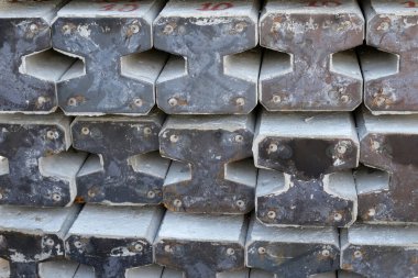 İnşaat alanındaki beton yığınları