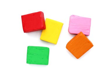 Beyaz arkaplanda renkli plastik kil.