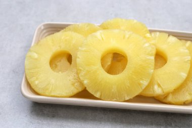 Ananas meyvesi, konserve ananas dilimi.