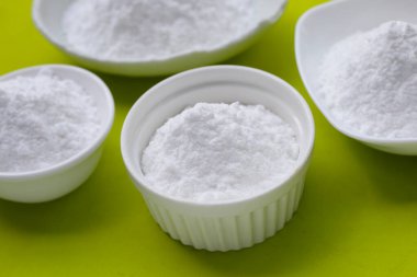 Bir kase kabartma tozu, sodyum bikarbonat tozu.