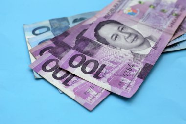 Filipin parası, mavi arkaplanda banknotlar.