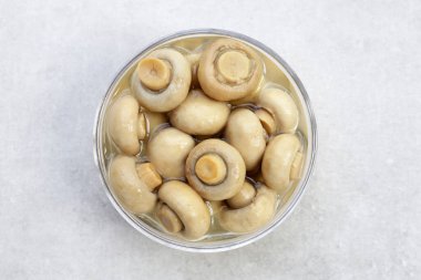 Salamura mantar. Konserve şampiyon mantarları.