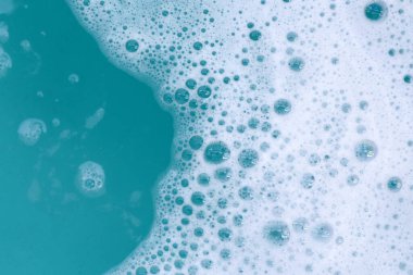 Deterjan köpüklü su. Mavi arkaplan, sabun suyu