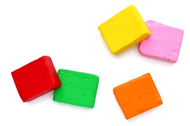 Beyaz arkaplanda renkli plastik kil.