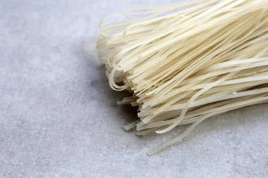 Kurutulmamış pirinç eriştesi. Çiğ pirinç unu eriştesi.