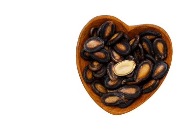 Beyaz arka planda kavrulmuş karpuz tohumları.