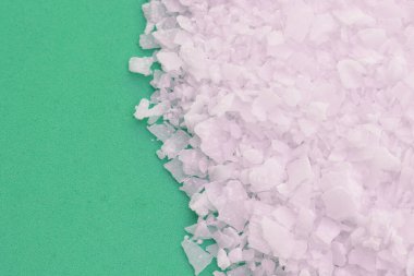 Sodyum Hidroksit veya NaOH, yakıcı soda.