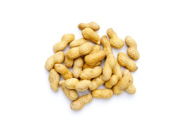 Beyaz arka planda kavrulmuş fıstık..