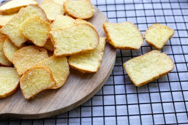 Çıtır tereyağı ve şekerli ekmek.