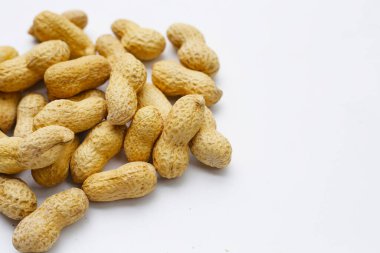 Beyaz arka planda kavrulmuş fıstık..