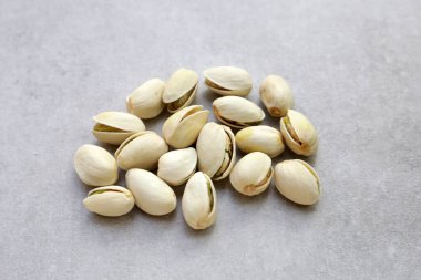 Kızarmış tuzlu şam fıstığı, lezzetli aperatif.