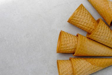 Gri arka plan üzerinde gözleme koniler