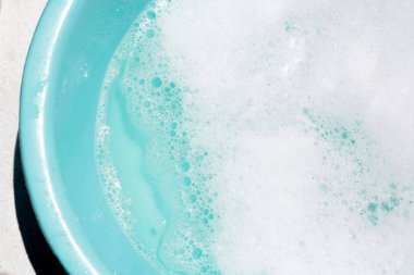 Deterjan köpüklü su. Mavi arkaplan, sabun suyu