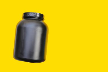 Sarı arkaplanda beyaz protein tozu.