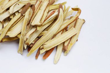 Meyan kökü beyaz arkaplanda dilimlenmiş..