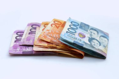 Filipin parası, beyaz arkaplanda banknotlar.