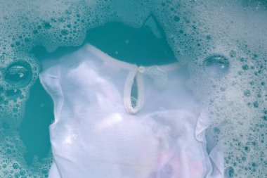 Toz deterjana batırılmış beyaz bez deterjan çözeltisi, bez. Çamaşır konsepti