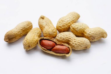 Beyaz arka planda kavrulmuş fıstık..